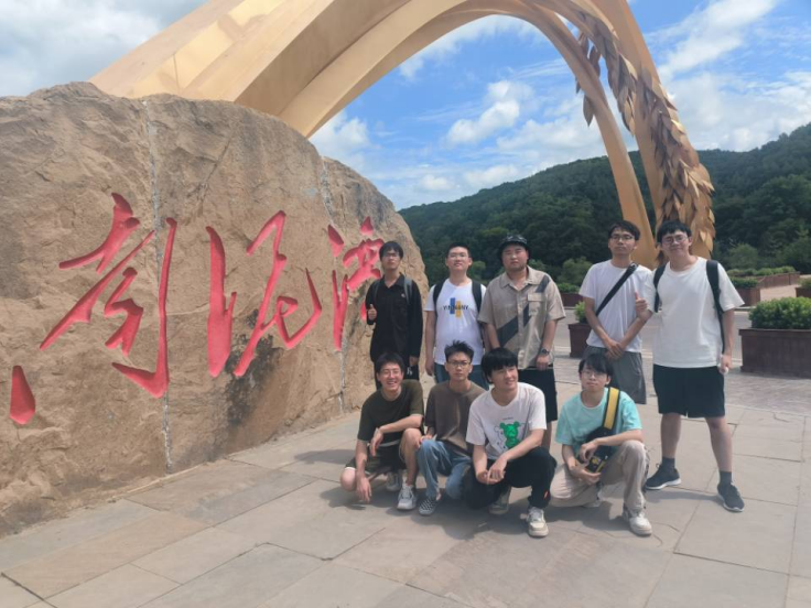 图为团队成员在南泥湾桃宝峪村前合影 陈翔供图.jpg副本