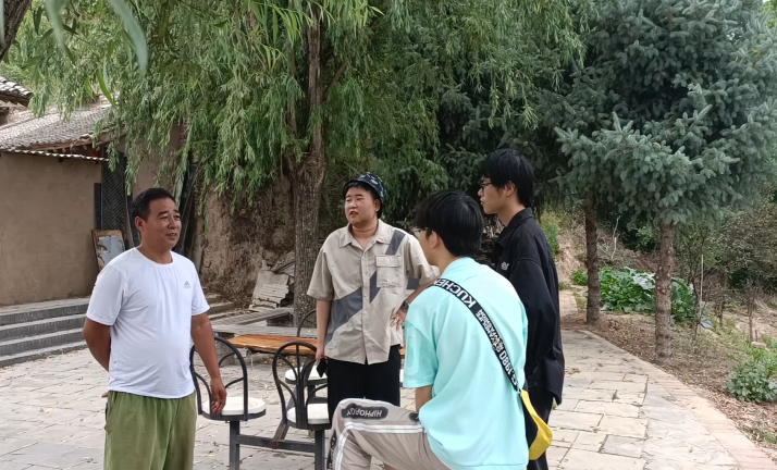 图为团队成员在与村民交流 陈翔供图.jpg副本