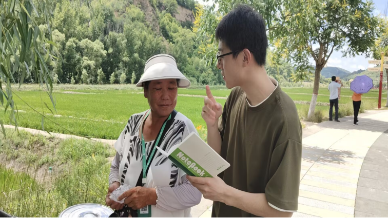 图为团队成员在与村民调研 陈翔供图.jpg副本